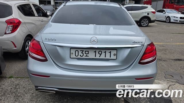Mercedes-Benz E-Class 2018 — Photo 9/20