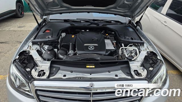 Mercedes-Benz E-Class 2018 — Photo 12/20