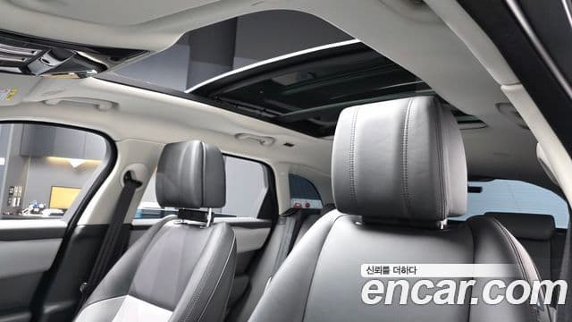 Land Rover Range Rover Velar 2025 — ფოტო 18/20