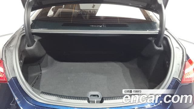 Mercedes-Benz C-Class 2022 — ფოტო 19/20