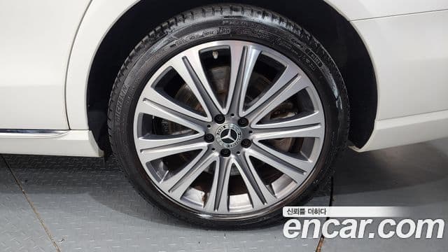 Mercedes-Benz E-Class 2021 — ფოტო 29/35
