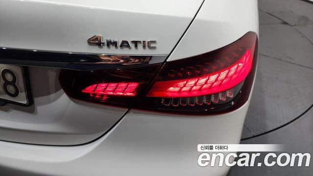 Mercedes-Benz E-Class 2021 — ფოტო 34/35