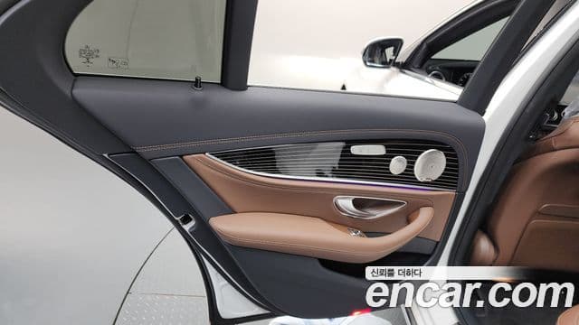 Mercedes-Benz E-Class 2021 — ფოტო 23/35