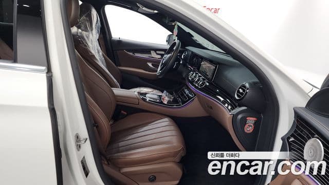 Mercedes-Benz E-Class 2021 — ფოტო 33/35
