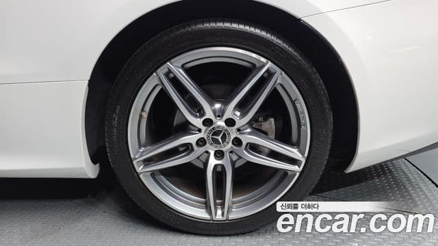 Mercedes-Benz E-Class 2018 — Şəkil 28/33