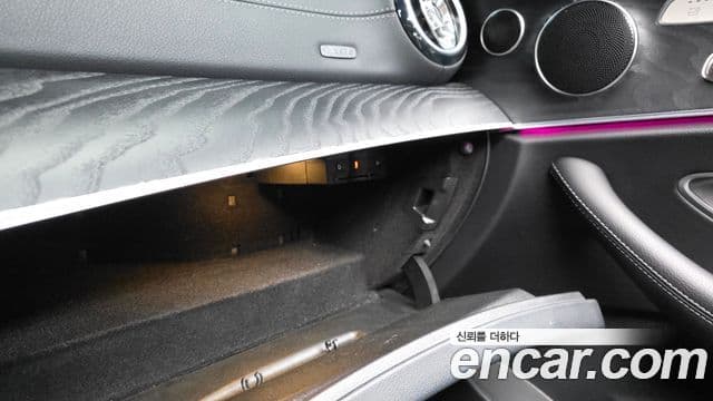 Mercedes-Benz E-Class 2018 — Şəkil 18/33