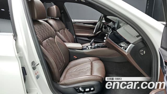 BMW 5 Series 2018 — Şəkil 12/20