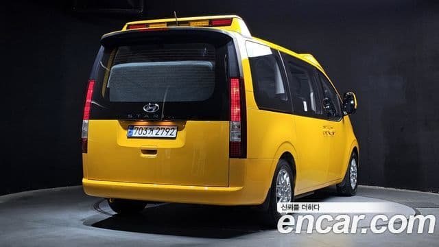 Hyundai Staria 2023 — ფოტო 2/20