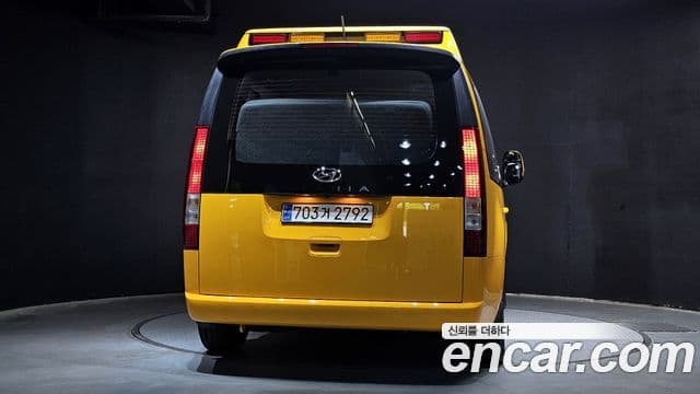 Hyundai Staria 2023 — ფოტო 4/20