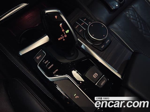 BMW 5 Series 2018 — ფოტო 8/20