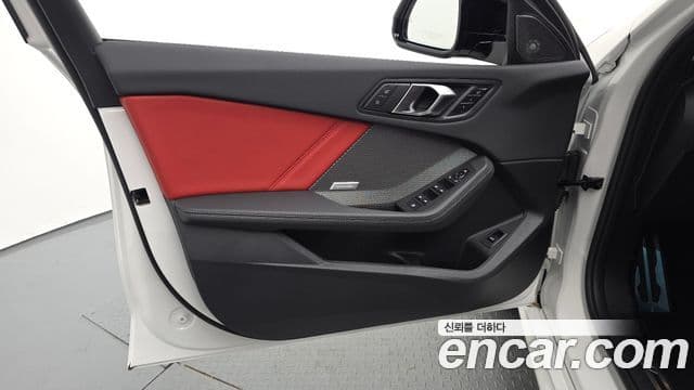 BMW 1 Series 2025 — Photo 16/36
