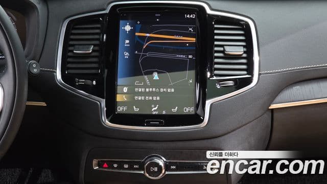Volvo XC90 2022 — ფოტო 14/20