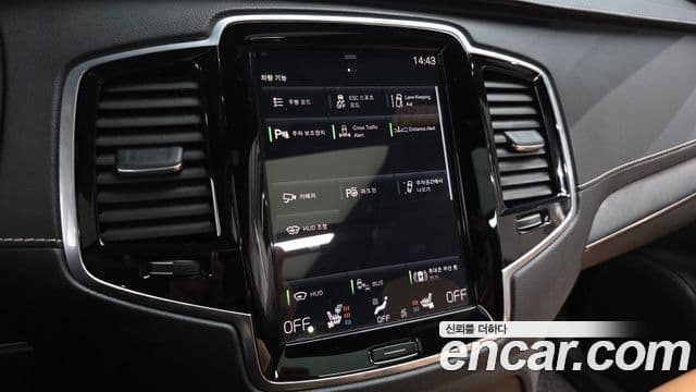 Volvo XC90 2022 — ფოტო 16/20