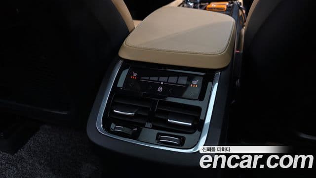 Volvo XC90 2022 — ფოტო 19/20