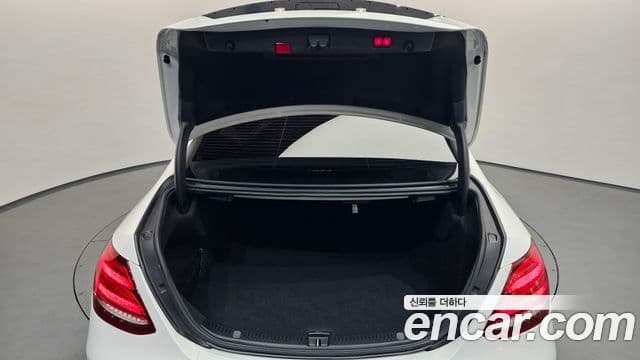 Mercedes-Benz E-Class 2020 — ფოტო 19/20