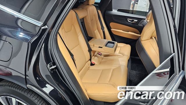 Volvo XC60 2021 — Фото 11/20