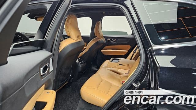 Volvo XC60 2021 — Фото 12/20