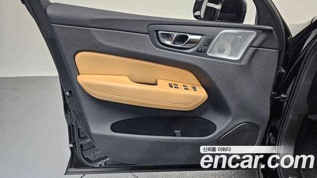 Volvo XC60 2021 — Photo 2/34