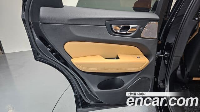 Volvo XC60 2021 — Photo 17/34