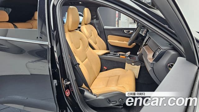 Volvo XC60 2021 — Photo 25/34