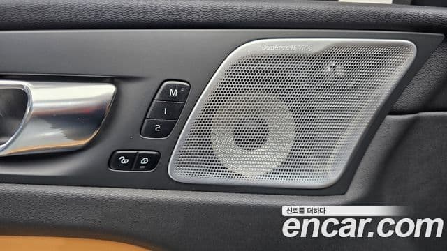Volvo XC60 2021 — Photo 18/34