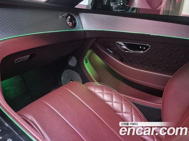 Bentley Continental GT 2022 — Photo 6/18