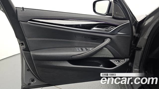 BMW 5 Series 2021 — Photo 14/35