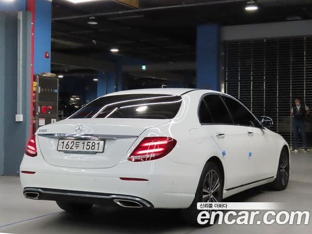 Mercedes-Benz E-Class 2020 — ფოტო 15/20