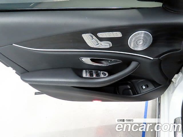 Mercedes-Benz E-Class 2020 — ფოტო 19/20