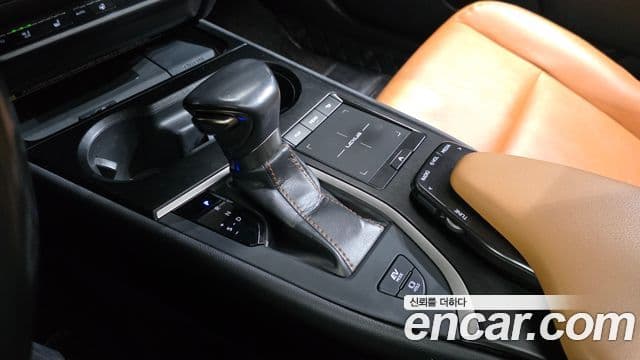 Lexus UX250h 2019 — Şəkil 8/20