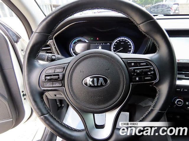 Kia Niro 2021 — ფოტო 18/20