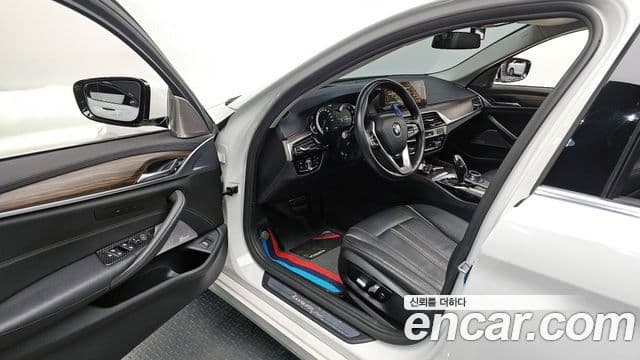 BMW 5 Series 2019 — ფოტო 10/20