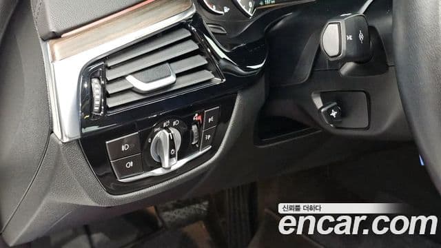 BMW 5 Series 2019 — фото 16 из 20