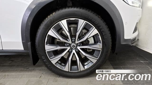 Volvo V90 Cross Country 2021 — Photo 8/32
