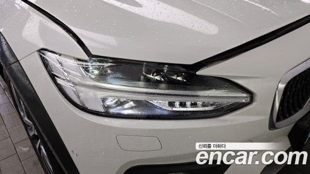 Volvo V90 Cross Country 2021 — Photo 25/32