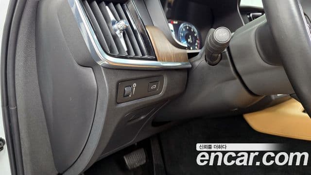 Volvo V90 Cross Country 2021 — Photo 9/32
