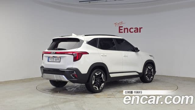 Kia Seltos 2022 — ფოტო 2/20