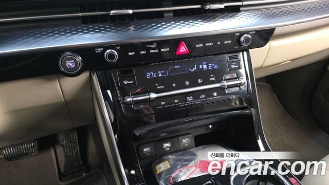 Kia Carnival 2023 — ფოტო 16/20
