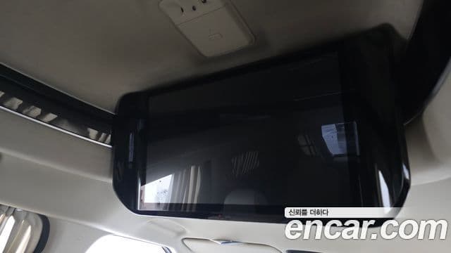 Kia Carnival 2023 — ფოტო 18/20