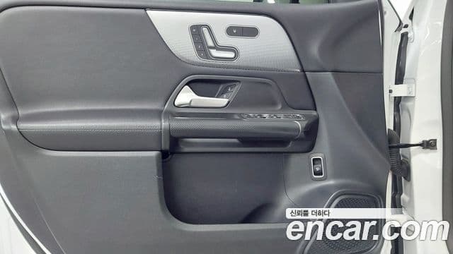 Mercedes-Benz GLB-Class 2021 — Şəkil 15/17