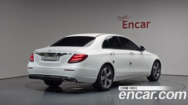 Mercedes-Benz E-Class 2018 — ფოტო 2/20