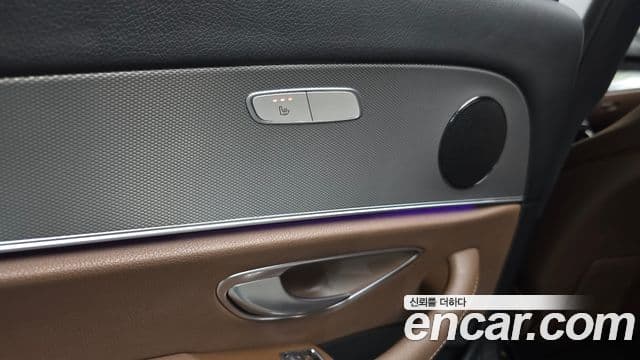 Mercedes-Benz E-Class 2018 — ფოტო 19/20