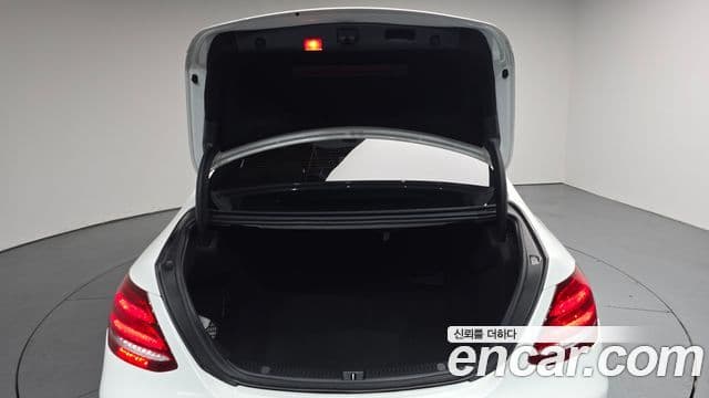 Mercedes-Benz E-Class 2018 — ფოტო 20/20