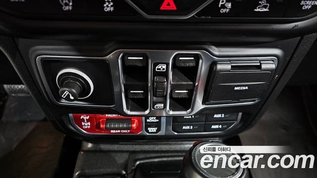 Jeep Gladiator 2021 — ფოტო 19/20