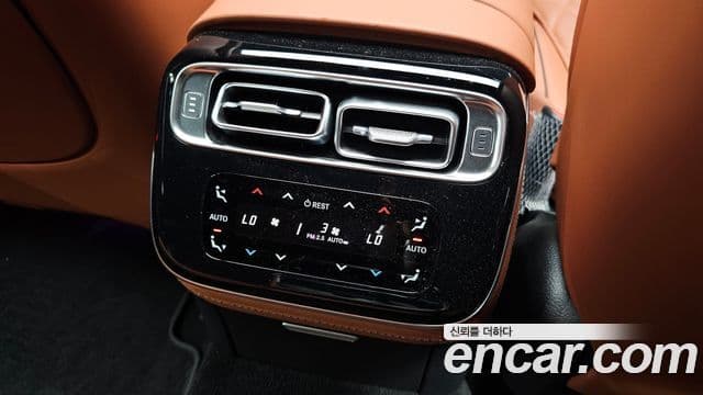 Mercedes-Benz S-Class 2024 — Photo 34/36