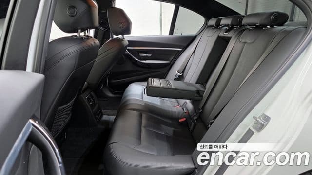 BMW 3 Series 2018 — Фото 12/20
