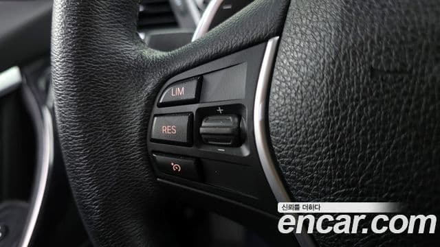 BMW 3 Series 2018 — Фото 19/20