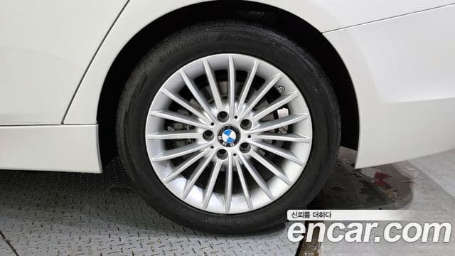 BMW 3 Series 2018 — Şəkil 6/32