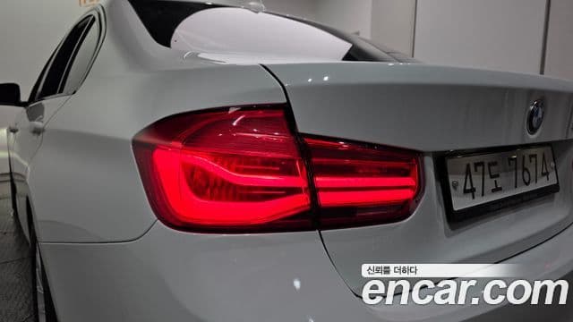 BMW 3 Series 2018 — Şəkil 28/32