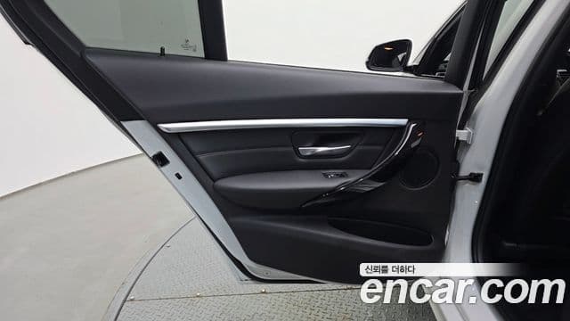 BMW 3 Series 2018 — Şəkil 31/32